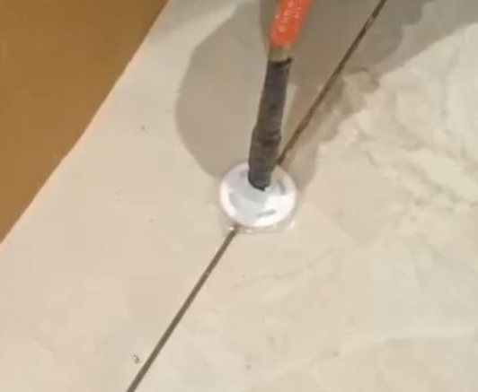 江宁瓷砖空鼓维修公司专业解答瓷砖在铺贴过程中，如果没有涂抹均匀到位的粘结材料（如水泥砂浆或瓷砖胶），可能会导致以下问题