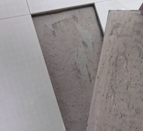 江宁瓷砖空鼓维修公司分享瓷砖铺贴时如果打浆（即涂抹在瓷砖背面和基层上的砂浆或瓷砖胶）过少，会带来以下问题